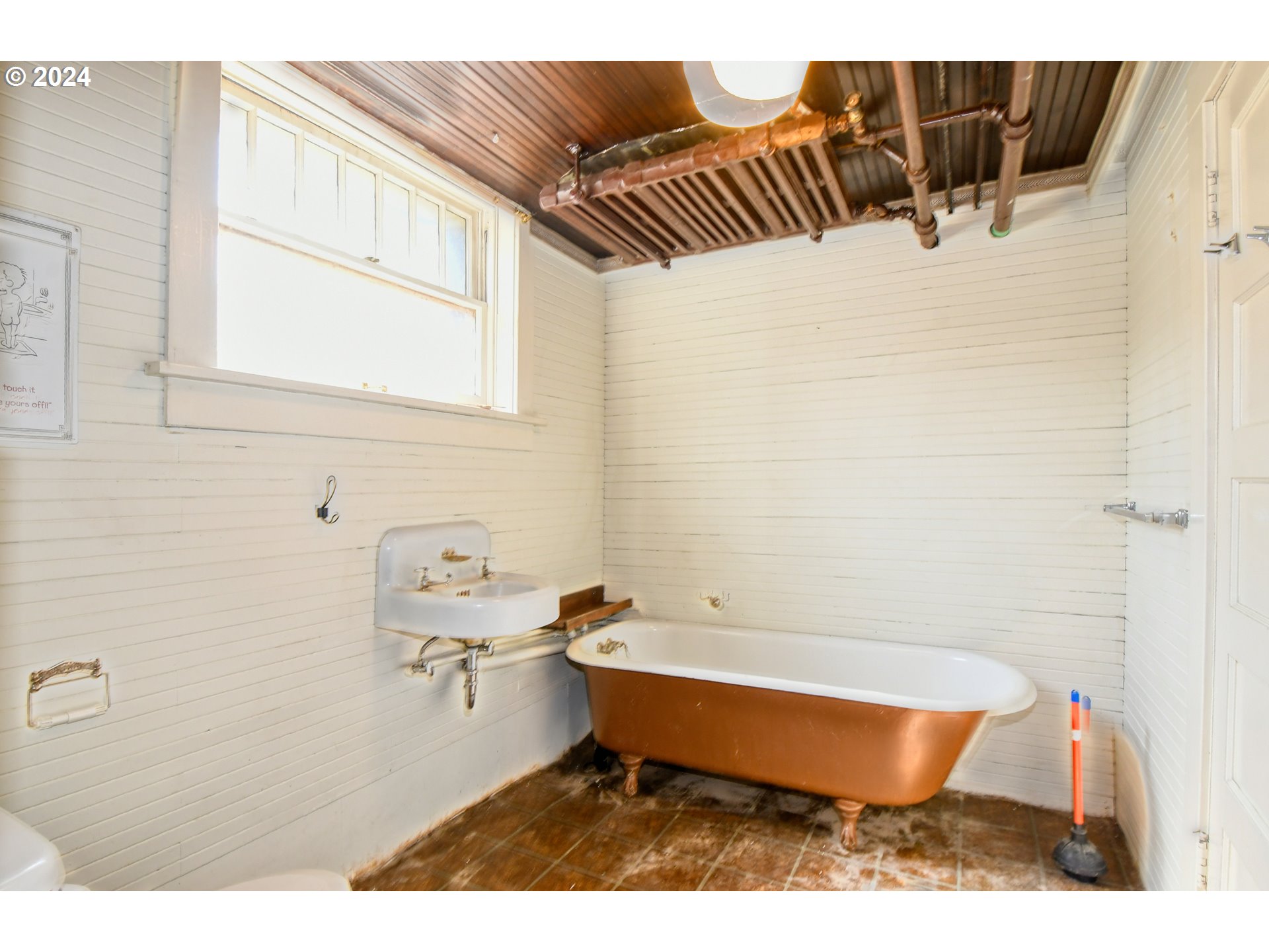 421 North Main Street Pendleton, OR 97801 - Photo 34 of 48 a bathroom with a sink and a bathtub