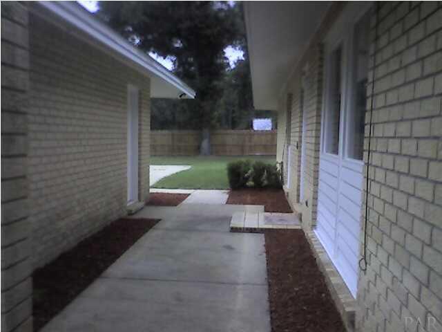 5227 Sewell Road Milton, FL 32570 - Photo 12 of 13 Courtyard area between house and detached office/game room