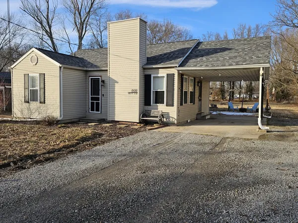 a view of a house with backyard