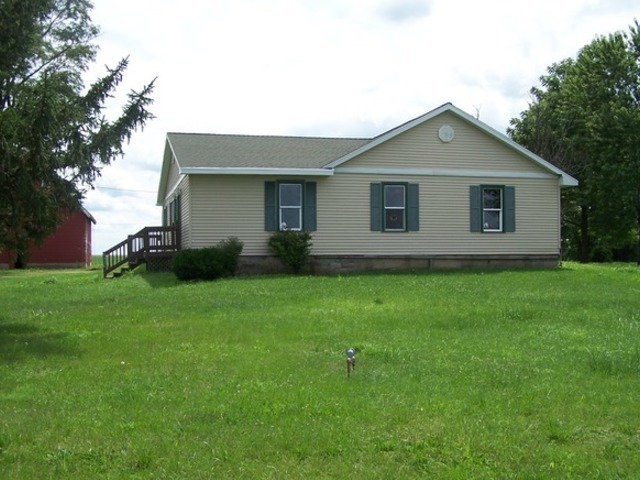 1120 North 32nd Road Ottawa, IL 61350 - Photo 2 of 23 a front view of house with yard and green space