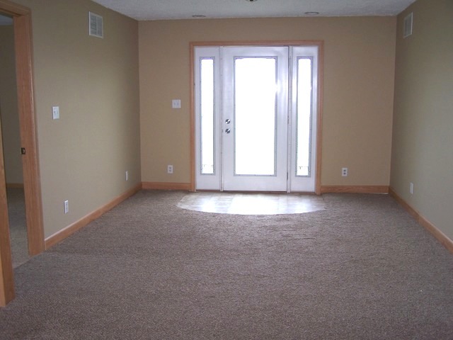 1120 North 32nd Road Ottawa, IL 61350 - Photo 4 of 23 an empty room with windows