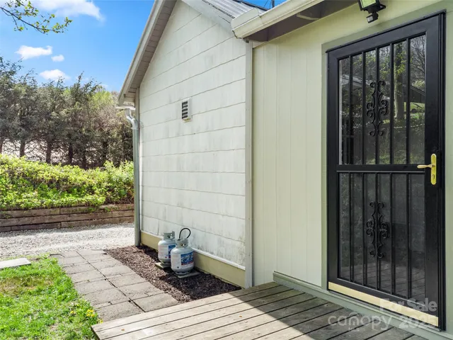 a bath room with a toilet