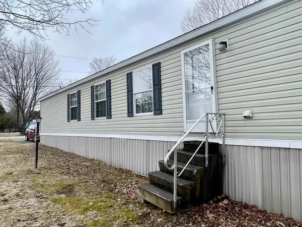 $94,900 | 21 Daniel Drive, Lyndonville, VT 05851