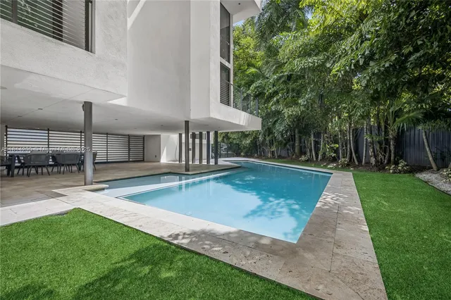 a view of a backyard