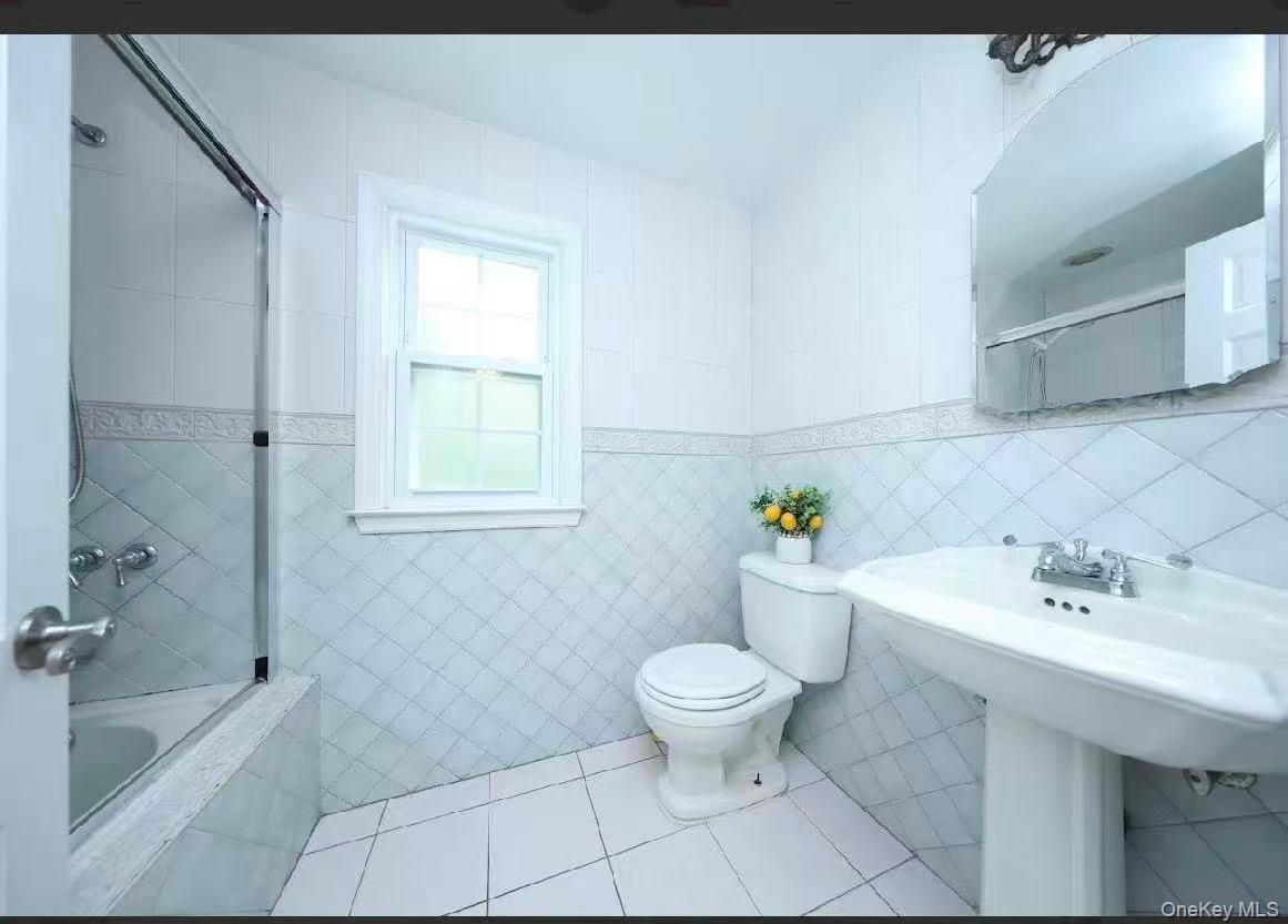 17 Pinewood Road Manhasset, NY 11030 - Photo 17 of 26 a bathroom with a sink toilet and bathtub