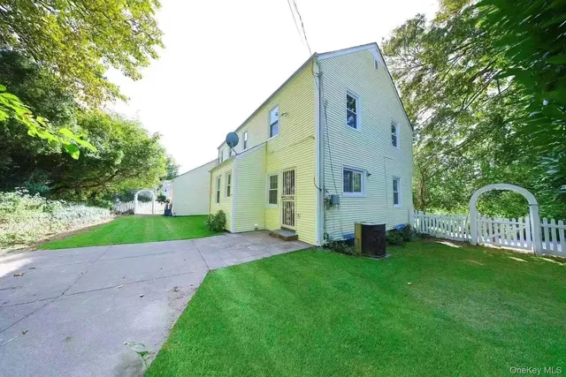 a view of backyard with garden