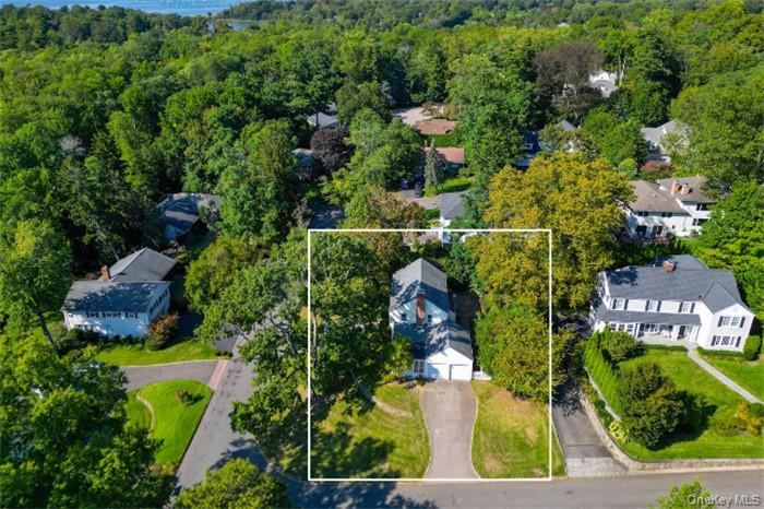 17 Pinewood Road Manhasset, NY 11030 - Photo 24 of 26 an aerial view of houses with yard