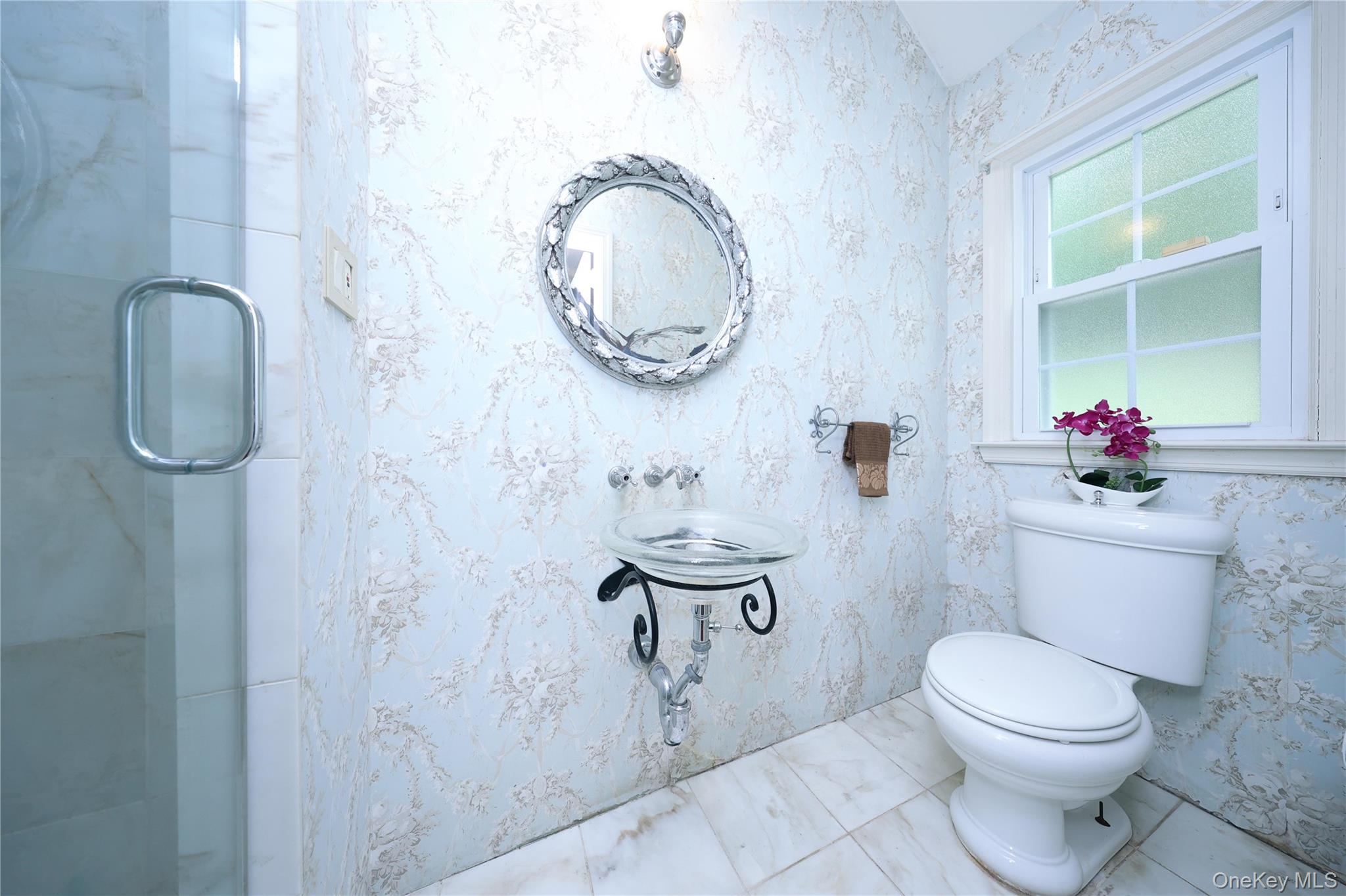 17 Pinewood Road Manhasset, NY 11030 - Photo 8 of 26 a bathroom with a toilet sink vanity and mirror