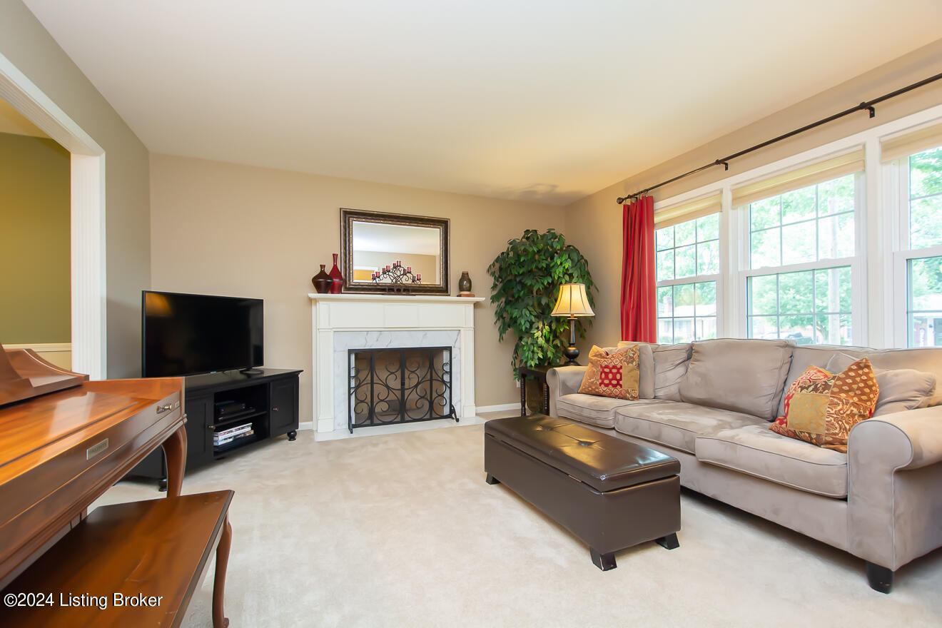 4105 Wimpole Road Louisville, KY 40218 - Photo 6 of 43 Living Room