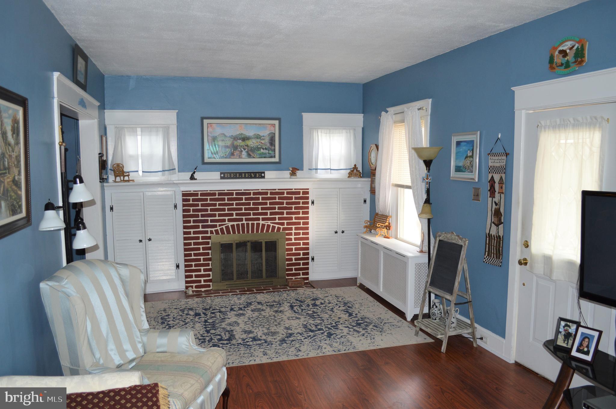 Large Living rm , Decorative FPL & built-ins