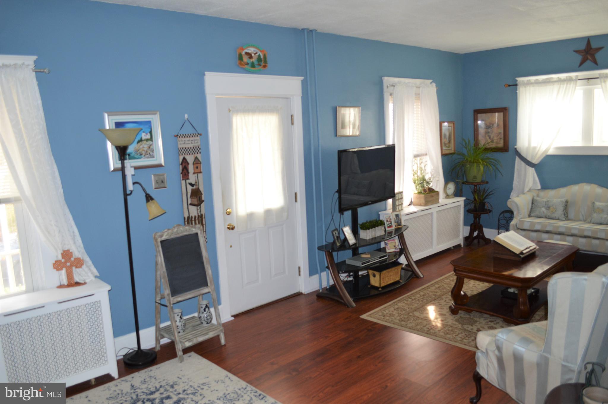 28 West Roland Road Brookhaven, PA 19015 - Photo 8 of 38 Living rm view to entrance door