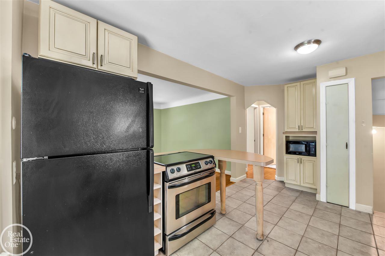 2051 Roslyn Road Grosse Pointe, MI 48236 - Photo 7 of 25 50078870-6.JPG