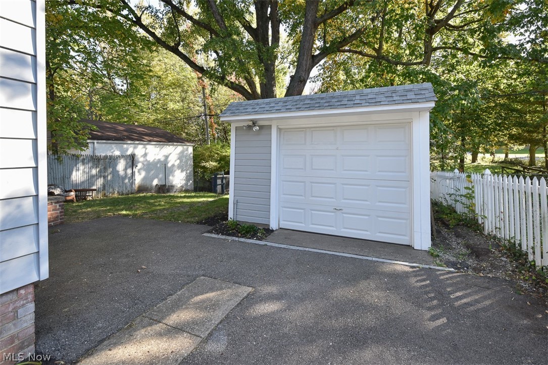 1525 South Noble Road Cleveland, OH 44121 - Photo 27 of 31