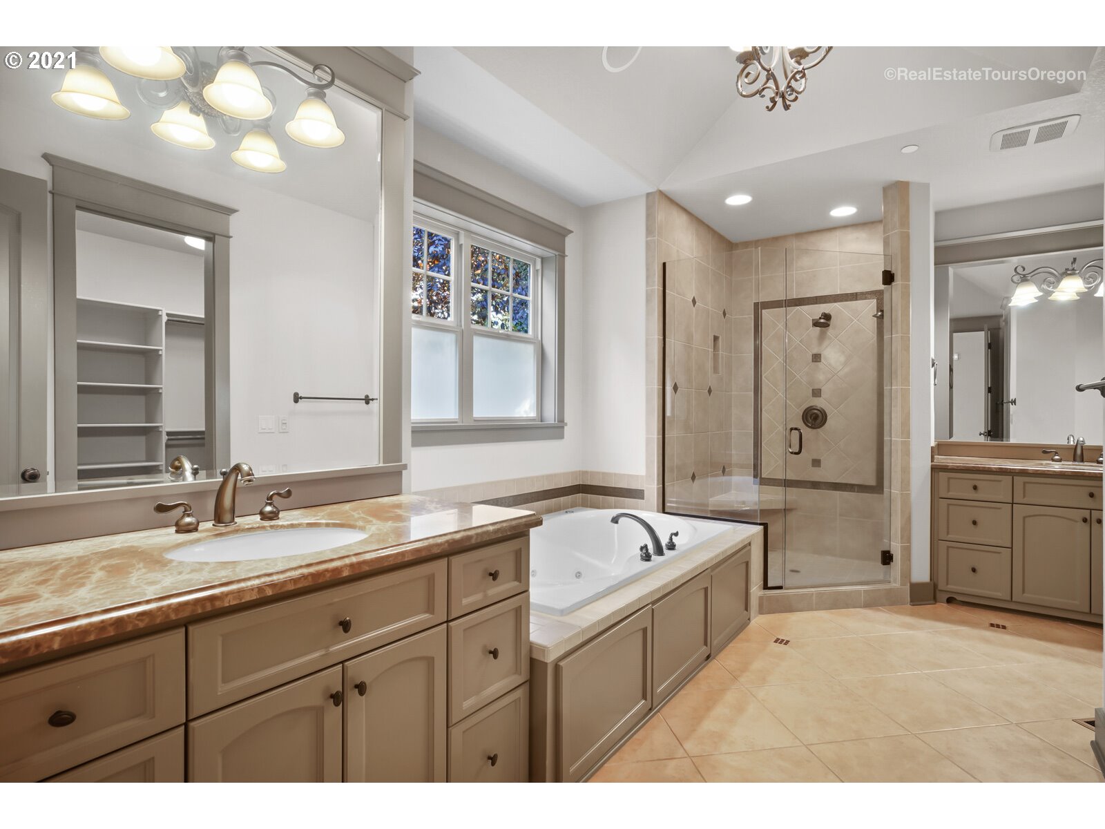 3973 Southwest Childs Road Lake Oswego, OR 97034 - Photo 17 of 32 Gallery Image 17
