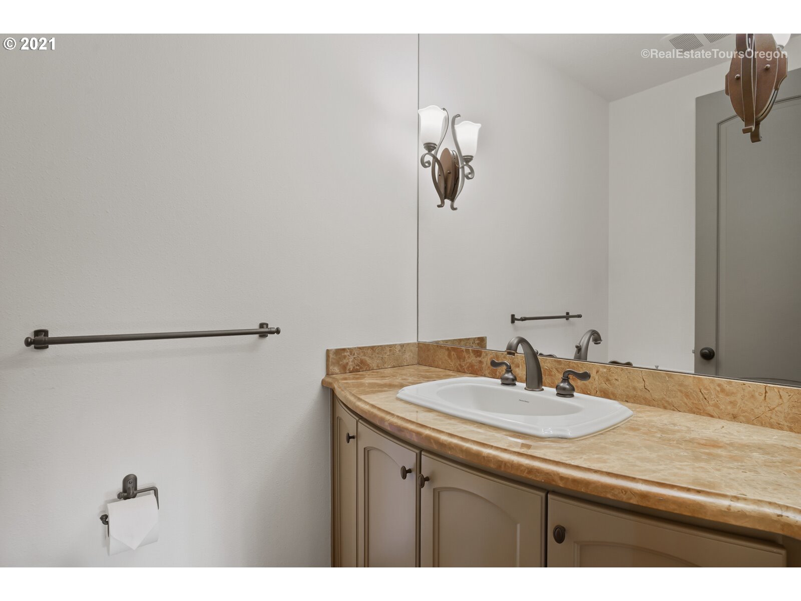 3973 Southwest Childs Road Lake Oswego, OR 97034 - Photo 21 of 32 Gallery Image 21