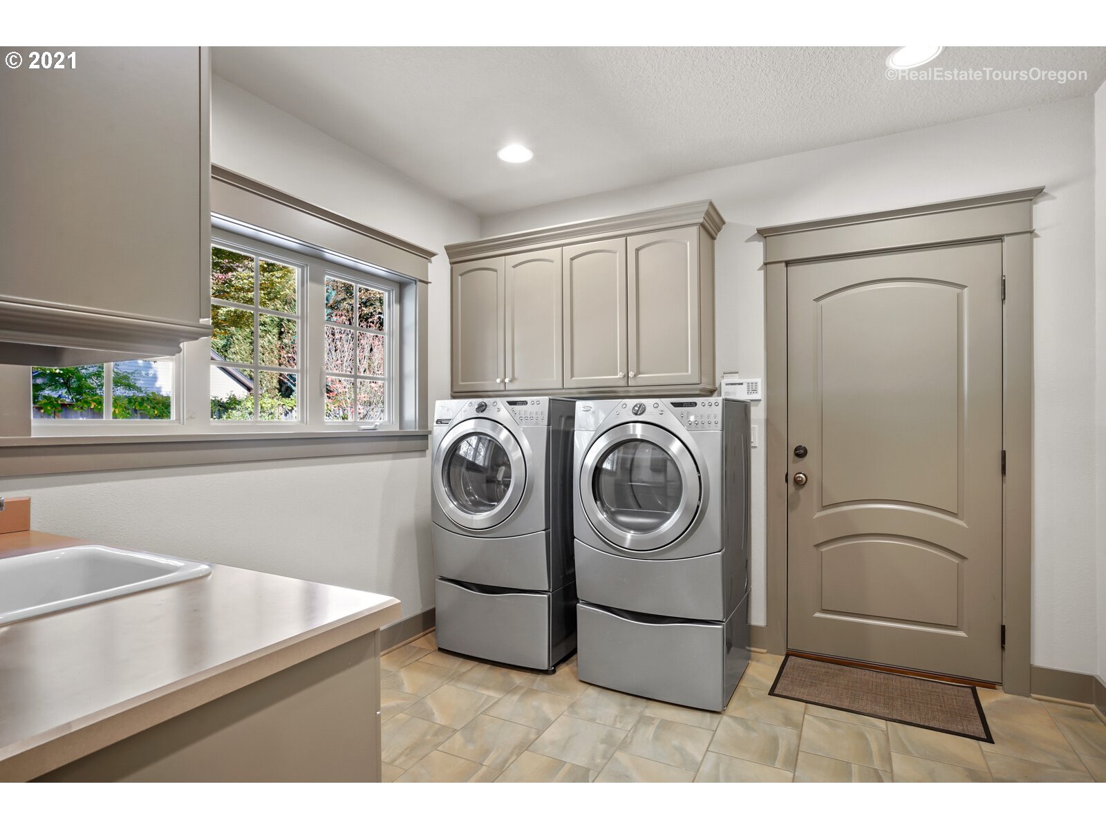 3973 Southwest Childs Road Lake Oswego, OR 97034 - Photo 26 of 32 Gallery Image 26