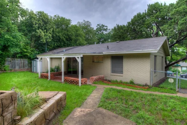 a view of a yard in front of house