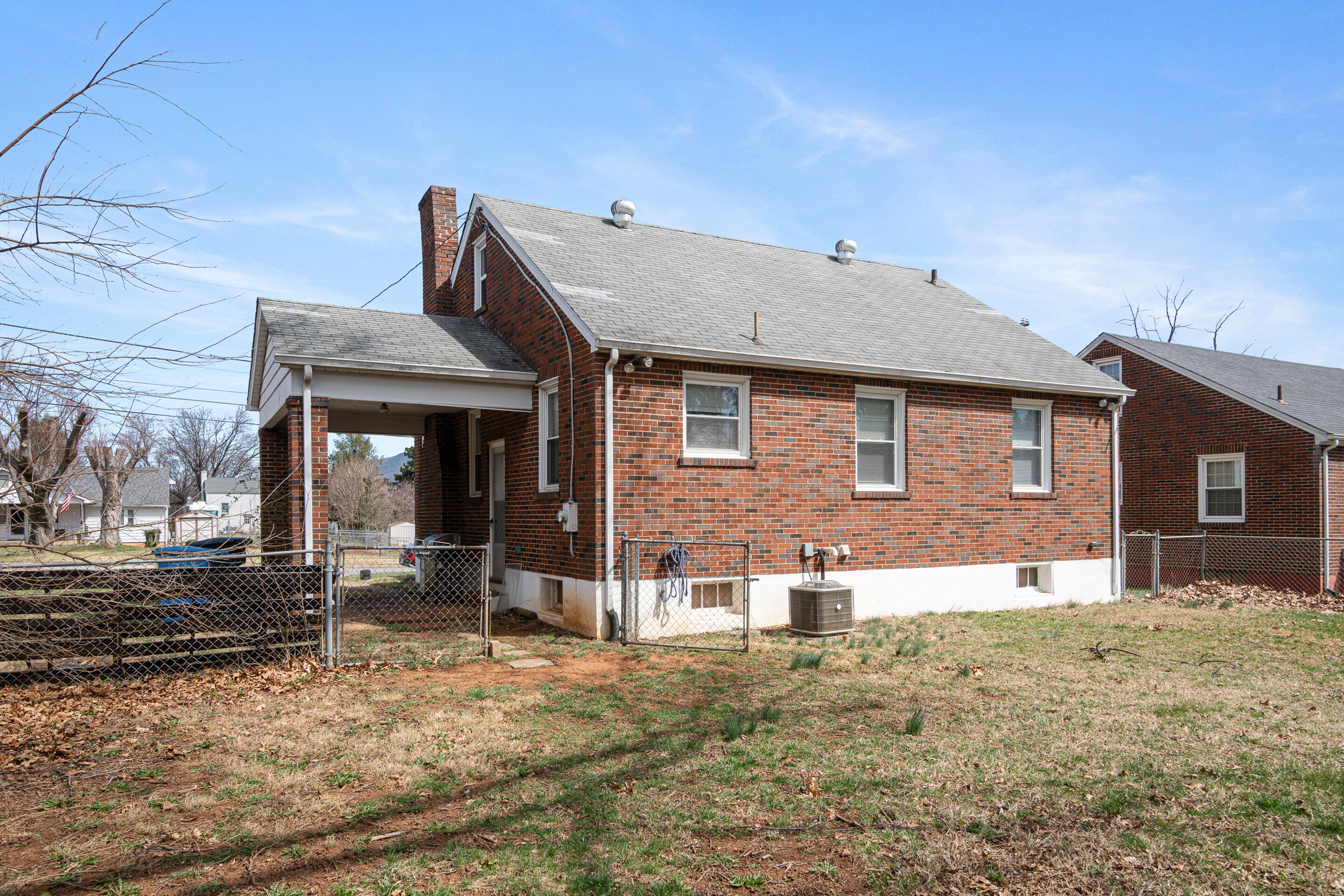 5122 Hearthstone Road Roanoke, VA 24012 - Photo 10 of 31 5122-Hearthstone-Rd-NW-Roanoke-10