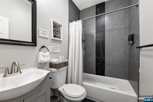 $899,999 | 396 14th Avenue, Irvington, NJ 07111