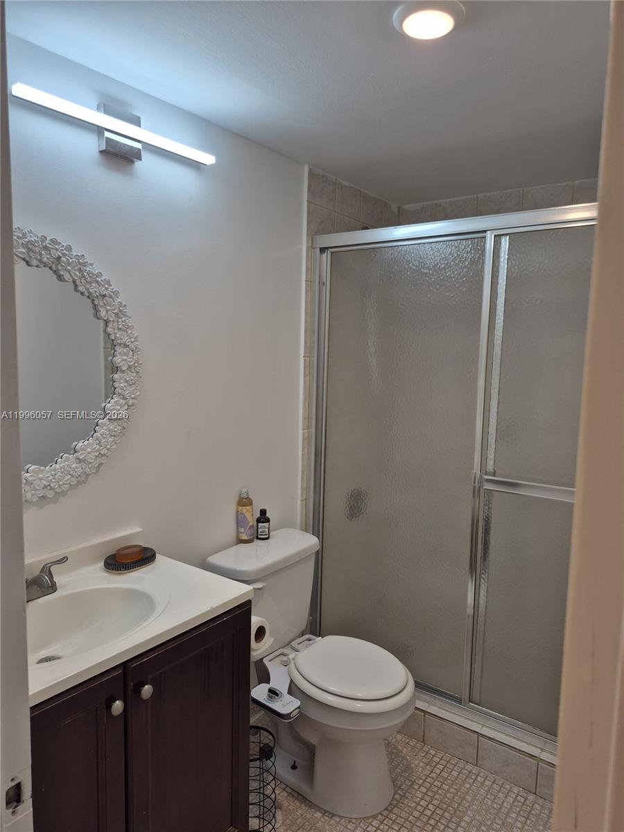 371 Brighton I, Unit 371 Boca Raton, FL 33434 - Photo 12 of 37 a bathroom with a sink toilet and vanity