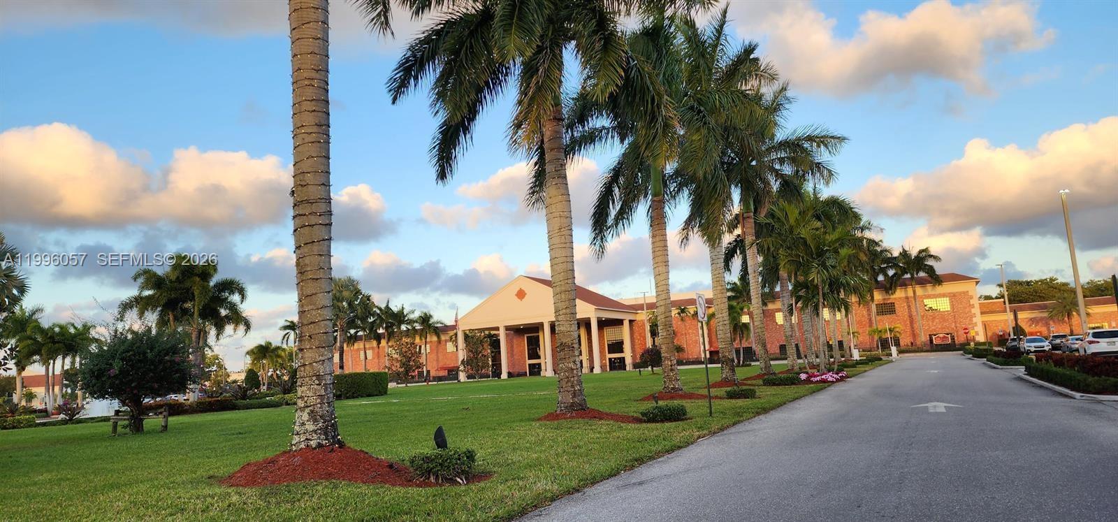 371 Brighton I, Unit 371 Boca Raton, FL 33434 - Photo 33 of 37 a view of a park with palm trees