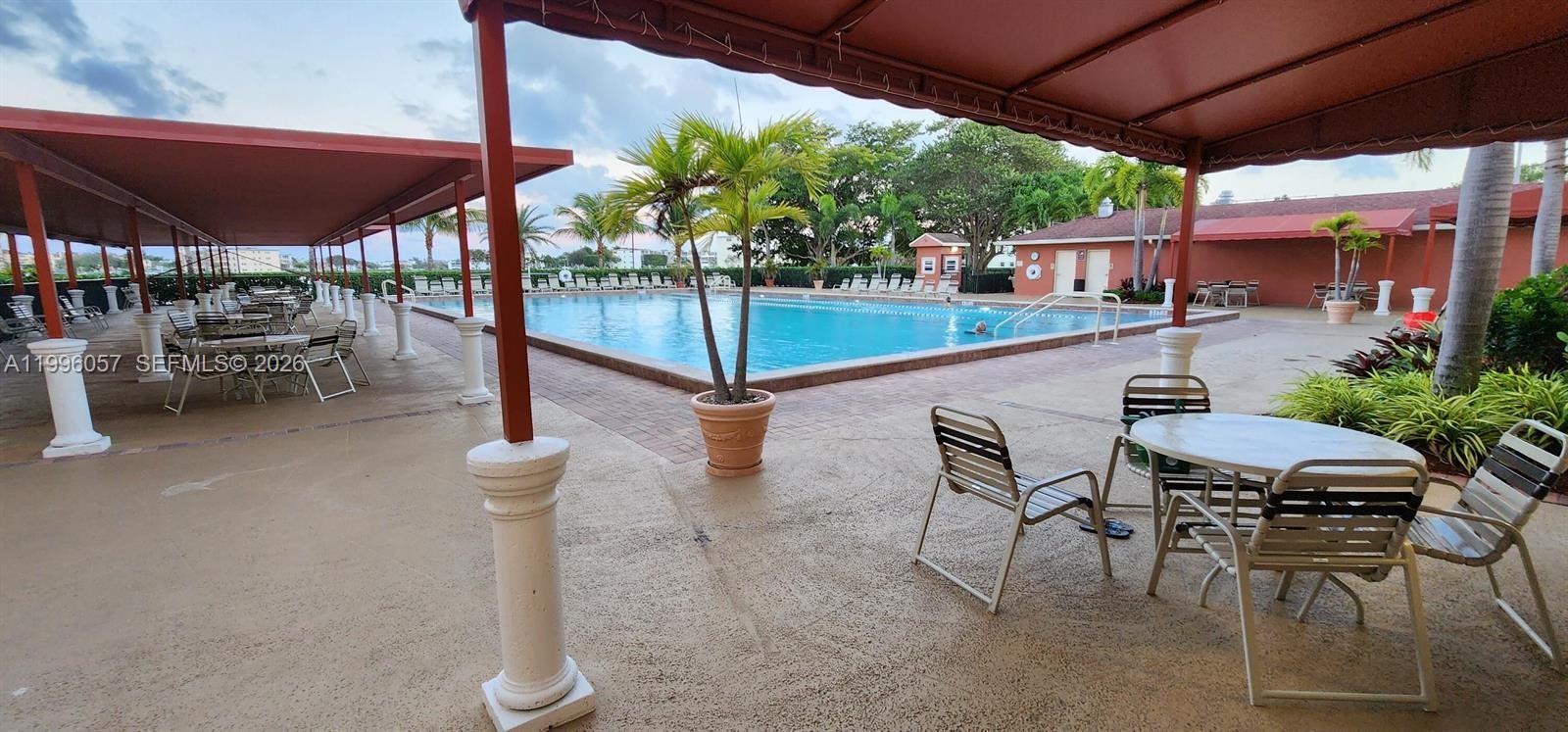 371 Brighton I, Unit 371 Boca Raton, FL 33434 - Photo 37 of 37 a patio with a table and chairs