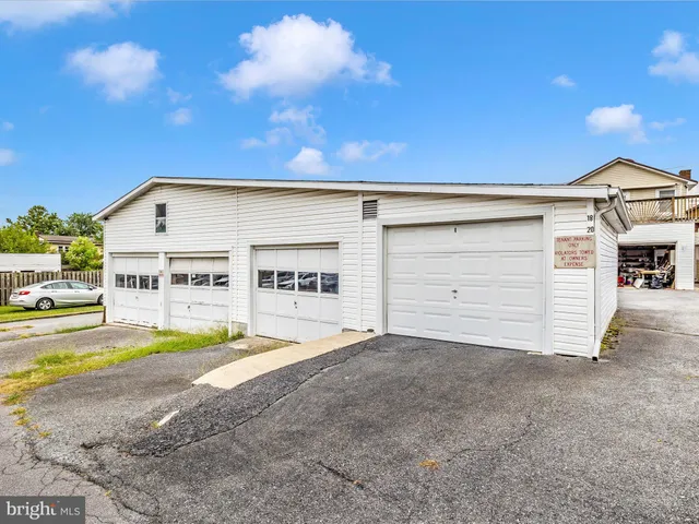 a picture of a bench in a wall