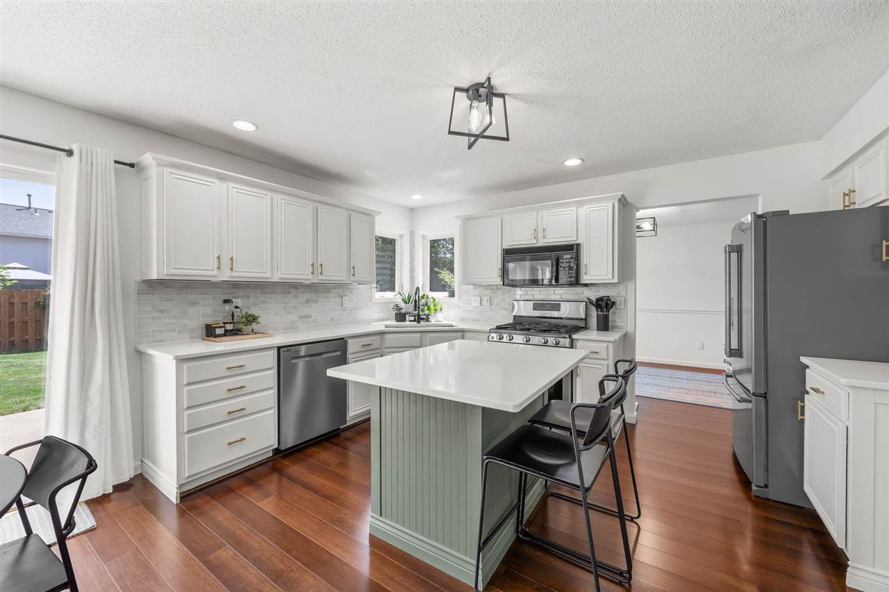 7112 Walden Road Northeast Cedar Rapids, IA 52402 - Photo 3 of 31 Gallery Image 3
