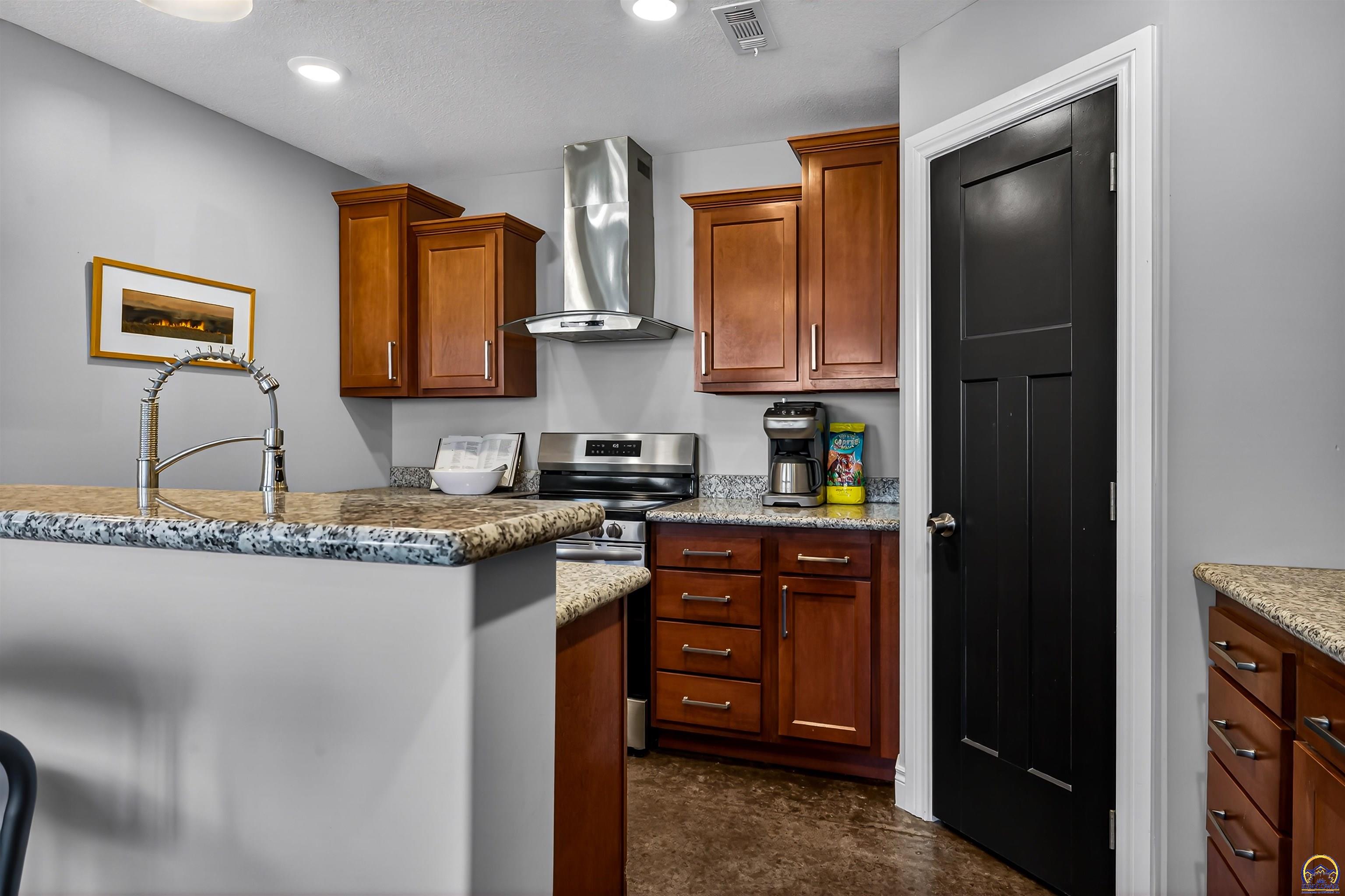 6318 Southwest 44th Court Topeka, KS 66610 - Photo 2 of 25