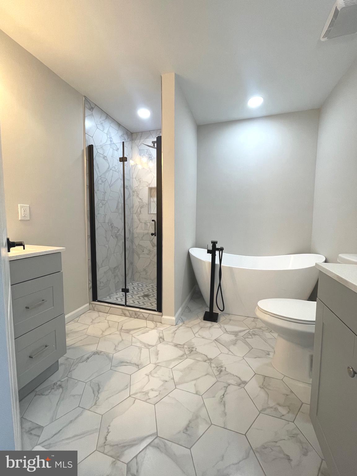 1221 East Oliver Street Baltimore, MD 21202 - Photo 6 of 6 3rd Floor primary Bathroom