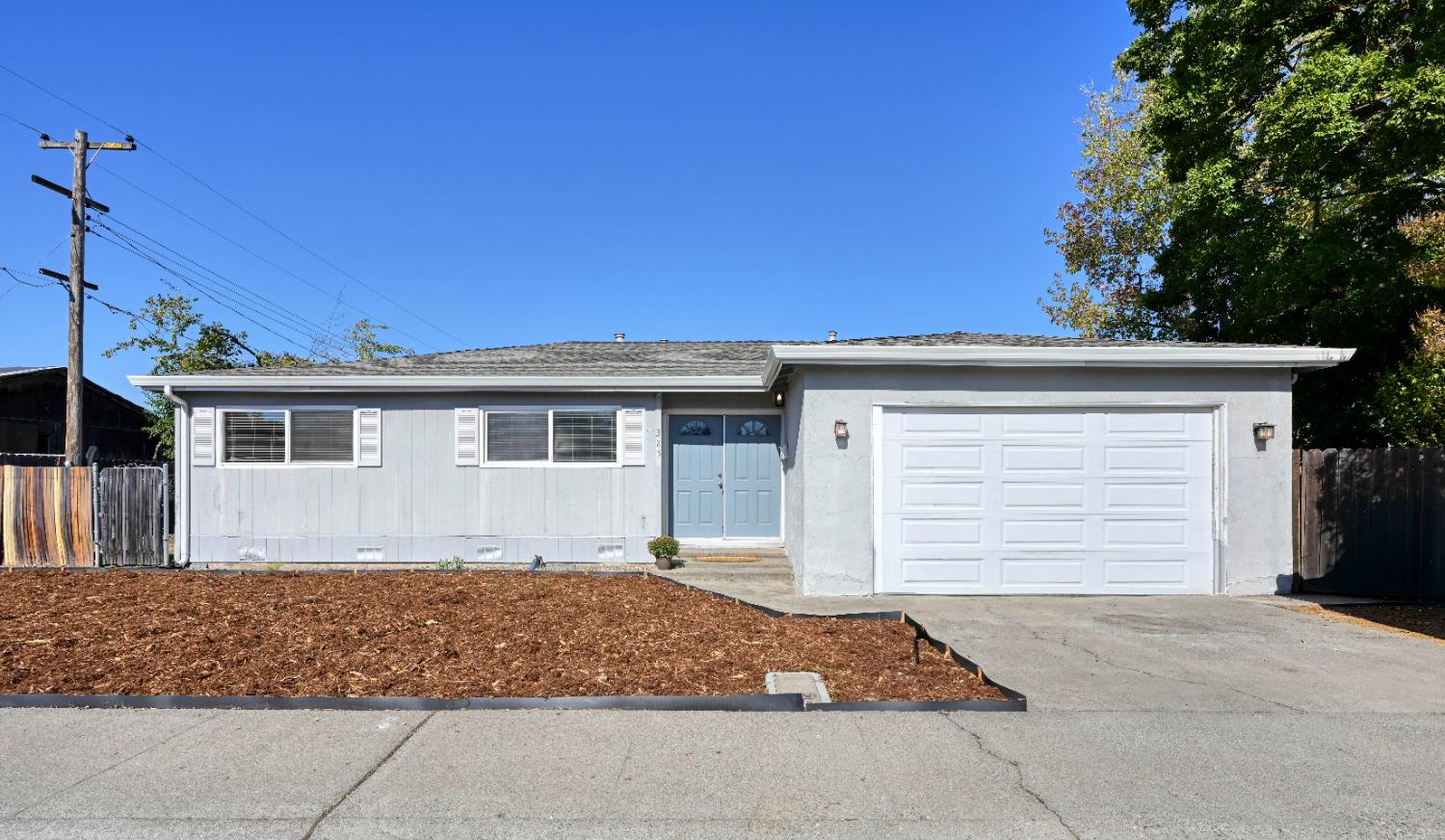 325 Archway Avenue Rio Linda, CA 95673 - Photo 1 of 29 a front view of a house with a yard