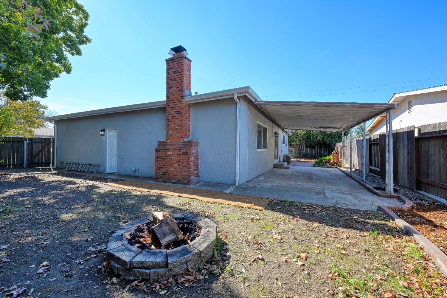 325 Archway Avenue Rio Linda, CA 95673 - Photo 24 of 29 a front view of a house with a yard