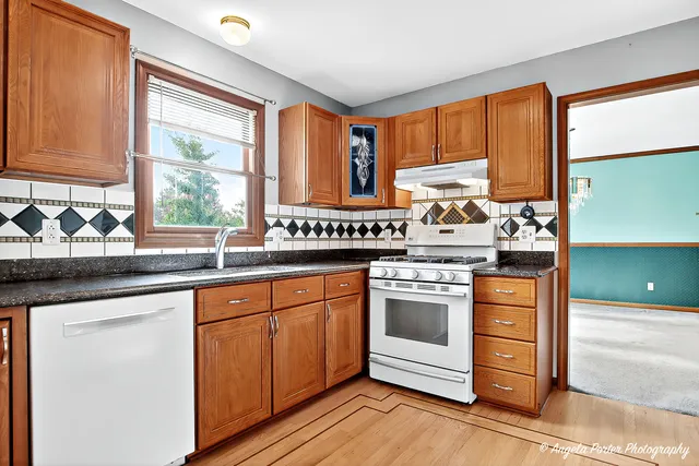 $525,000 | 2215 Crystal Circle, Crystal Lake, IL 60012