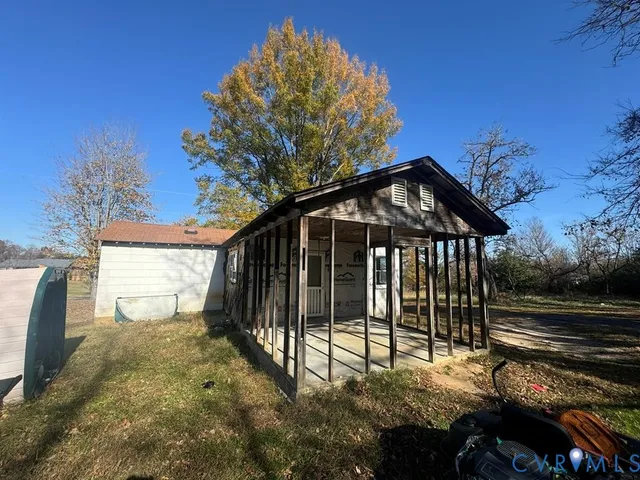a view of a house with backyard and sitting area