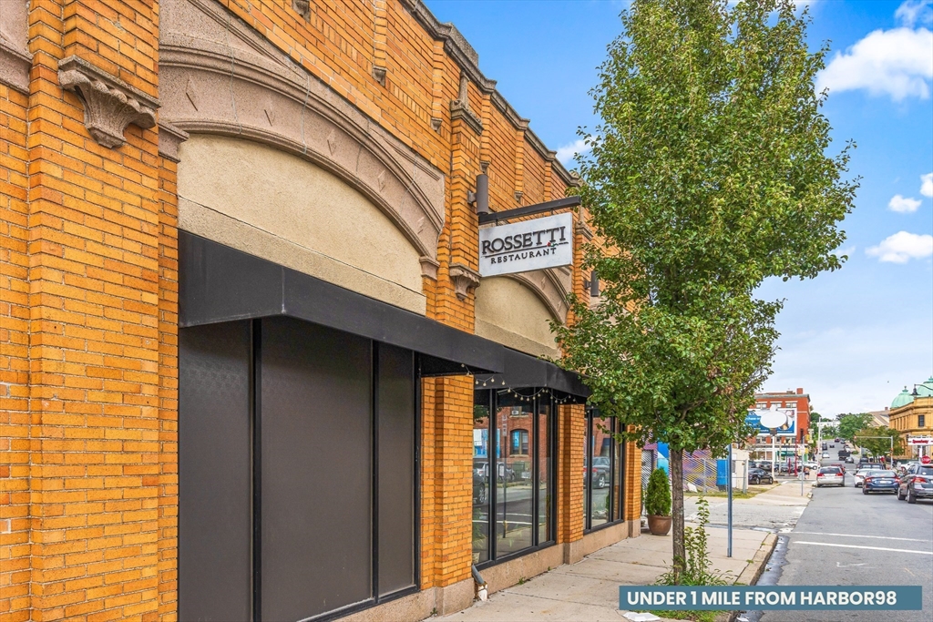 98 Lynnway Lynn, MA 01902 - Photo 20 of 22 a sign on a pole on a street