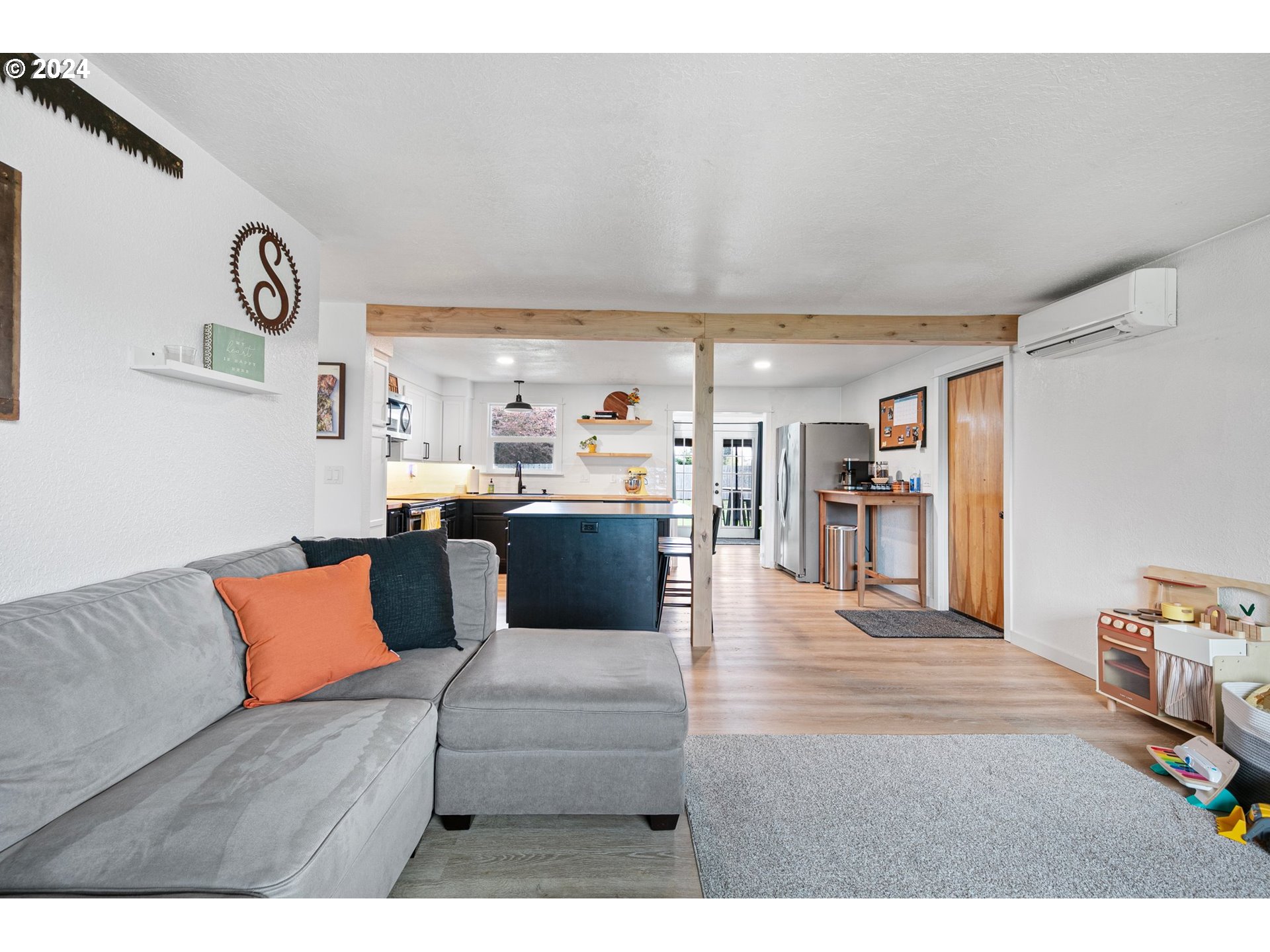 3734 Cherokee Drive Springfield, OR 97478 - Photo 6 of 39 a living room with furniture and kitchen view