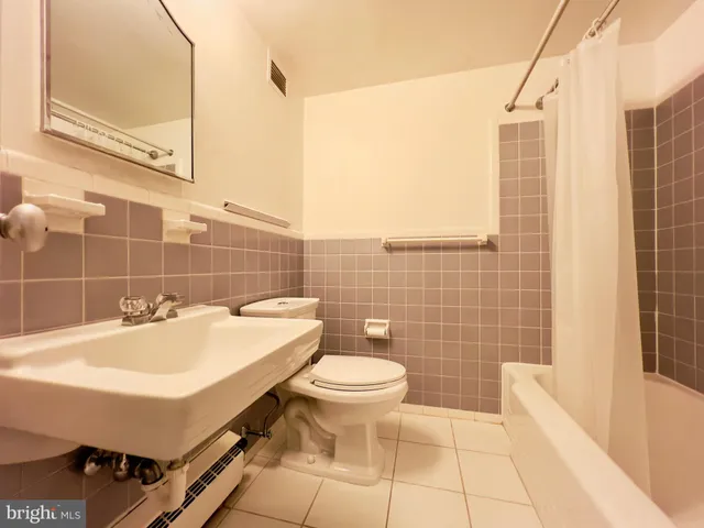 $2,800 | 4200 Cathedral Avenue Northwest, Unit 114, Washington, DC 20016