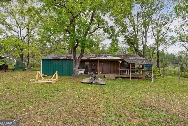 a view of a house with backyard
