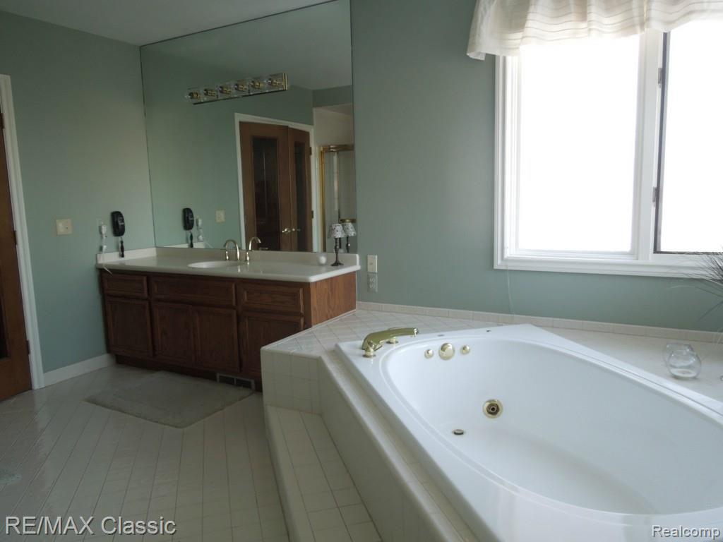 2760 Murfield Court Rochester, MI 48306 - Photo 27 of 55 Master Bathroom has 2 Vanities and Separate Shower