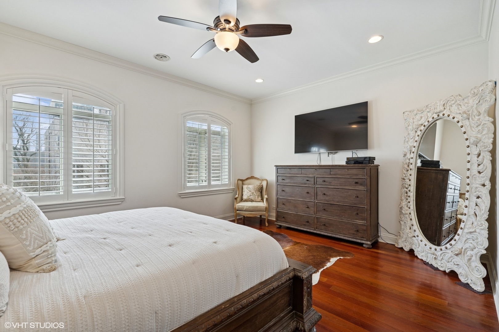 952 North Racine Avenue Chicago, IL 60642 - Photo 9 of 24 a bedroom with furniture and a flat screen tv