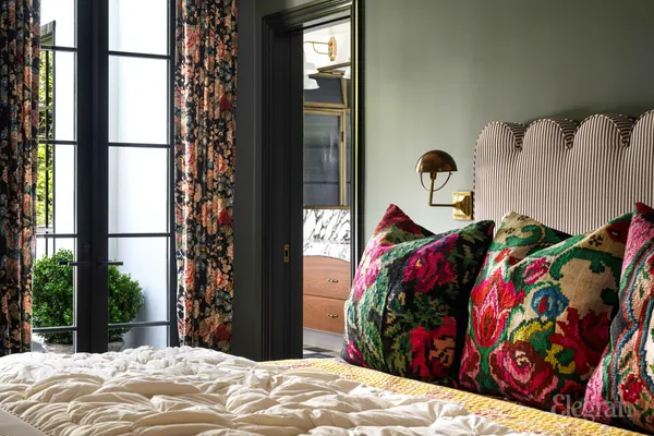 a view of a bird bath room