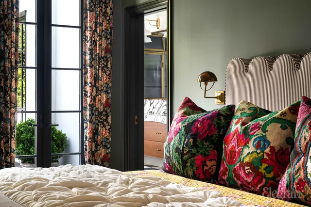 a view of a bird bath room