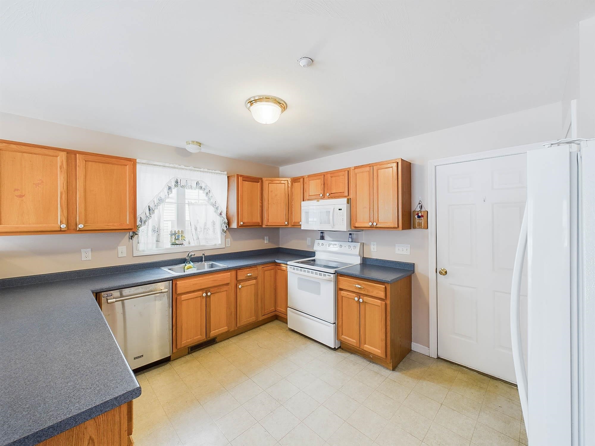 44 Terrell Lane Hollis, NH 03049 - Photo 4 of 40