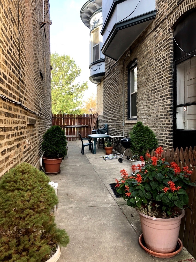6263 North Clark Street, Unit 2 Chicago, IL 60660 - Photo 13 of 14 a view of a backyard with sitting area