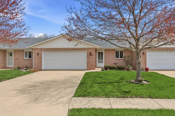 $219,900 | 944 South Iowa Street, Unit 2, Geneseo, IL 61254