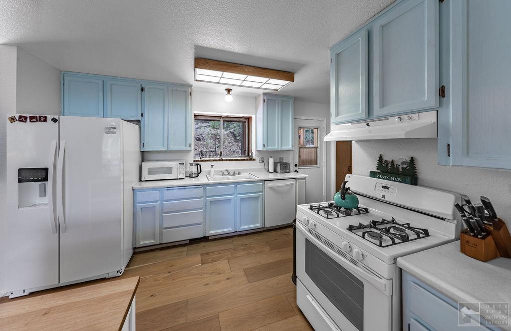 270 Timber Lane Markleeville, CA 96120 - Photo 5 of 24 a kitchen with a stove a refrigerator and a sink