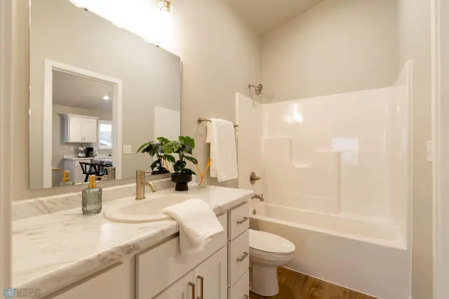 $280,900 | 6422 82nd Avenue South, Horace, ND 58047