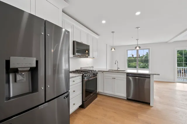 $469,900 | 3 Autumn Lane, Raymond, NH 03077