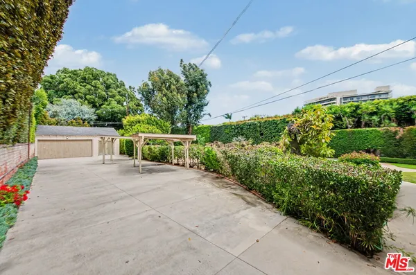 $9,379,000 | 608 Trenton Drive, Beverly Hills, CA 90210