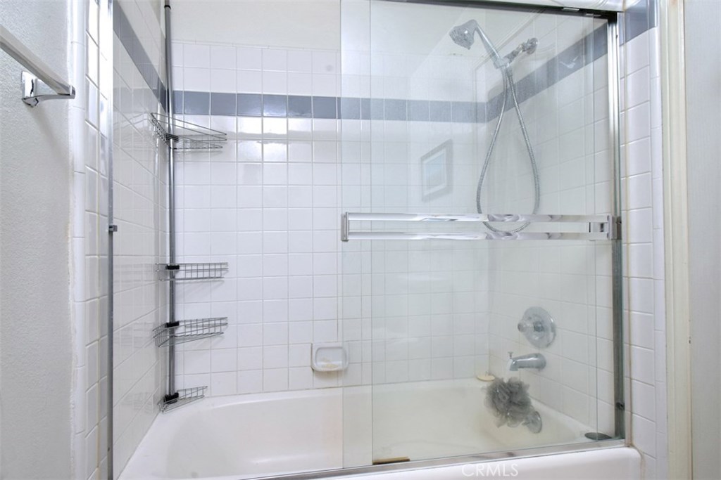 5050 Coldwater Canyon Avenue, Unit 306 Sherman Oaks, CA 91423 - Photo 23 of 24 a bathroom with a bathtub